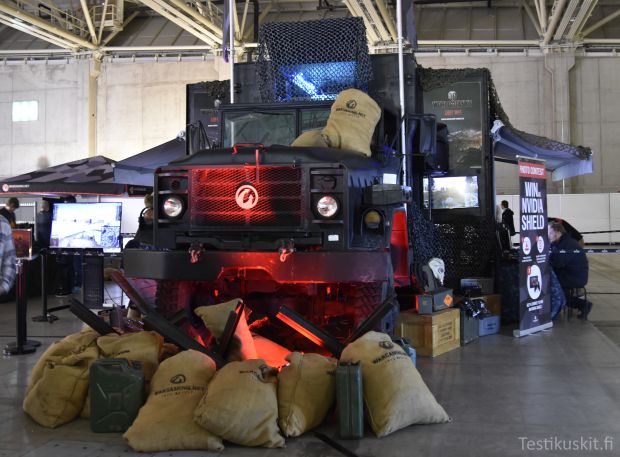 Peliel&auml;mys tulee todellisemmaksi, kun joystickia v&auml;&auml;nt&auml;&auml; mahtiauton katveessa.