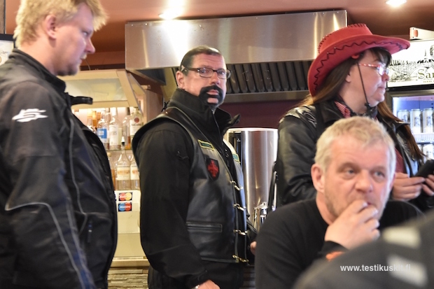 KummaParta-kisan palkinto pit&auml;isi Testikuskien mielest&auml; ehdottamasti ojentaa miehelle, jolla todellakin oli  kumma parta ja hyv&auml; asenne.