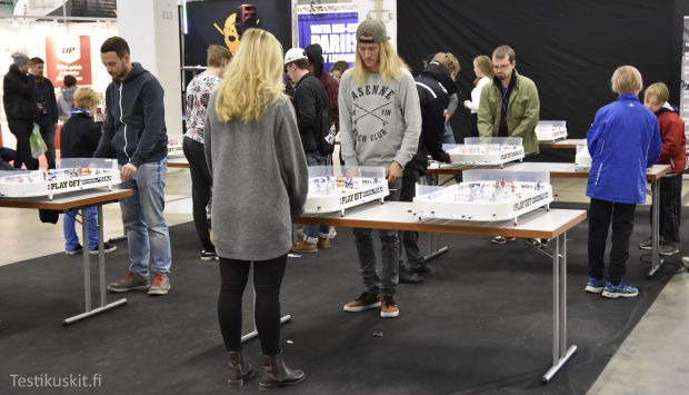 Afrikan t&auml;hti -lautapelin ohessa on klassikoksi noussut my&ouml;s p&ouml;yt&auml;j&auml;&auml;kiekkopeli. Maaleja sateli ja sen verran tiukkaa pelaaminen oli, ett&auml; hymyyn ei ehtineet pelaajien suut.