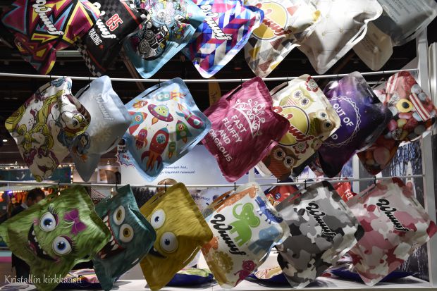 Wuuuf-tyynyill&auml; p&auml;&auml;see helposti pulkkam&auml;en kuninkaaksi. Vauhtia riitt&auml;&auml; lumityynyll&auml; lasketellessa. 