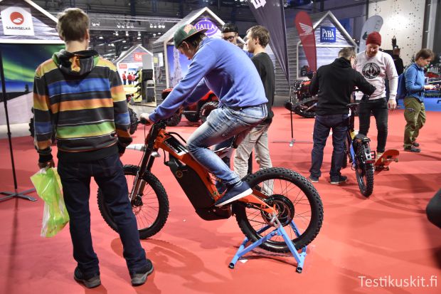 S&auml;hk&ouml;py&ouml;r&auml;ll&auml; vauhtia riitt&auml;&auml; ja poljentaan saa heikompi kuntoinenkin mukavasti tukea.