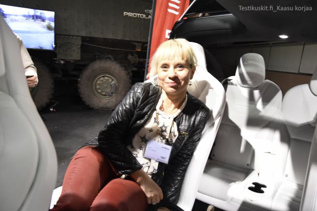 Tulevaisuus on t&auml;&auml;ll&auml; -n&auml;yttelyss&auml; saattoi istahtaa Teslan valkoisille nahkapenkeille. Saapa n&auml;hd&auml;, josko sama mahdollisuus suodaan Auto 2016 -k&auml;vij&ouml;ille.  