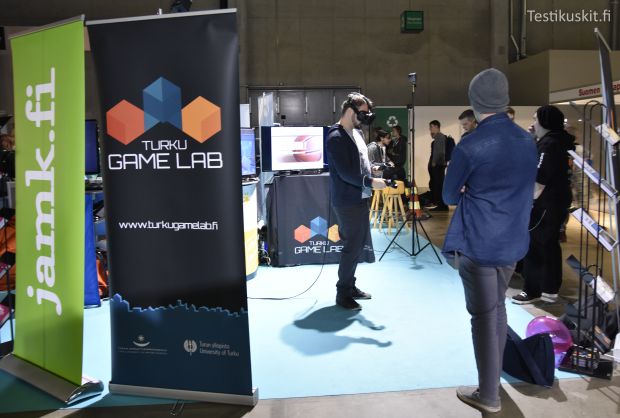 Game Lab Turku toi virtuaalilasit messuvieraiden kokeiltavaksi.