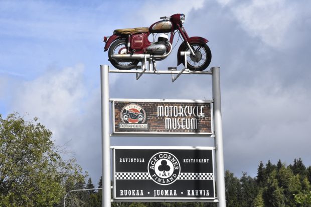 Ravintola Ace Corner ja Suomen moottoripyörämuseo, jonne ovet avautuvat veloituksetta museokortilla.