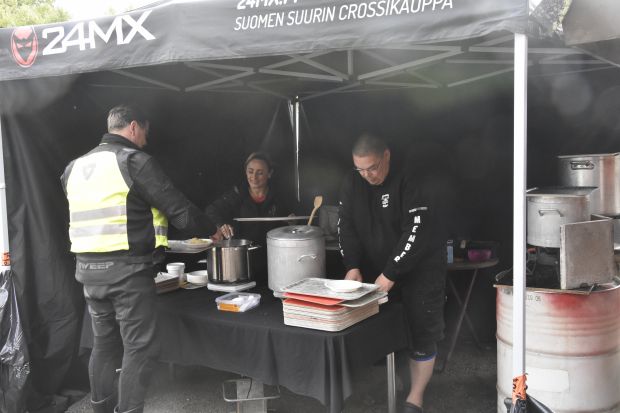 Aamulla on tarjolla puuroa ja sämpylää. Ajon jälkeen herkuteltiin nakki- ja lohikeitolla. Kaiken kruunasi kahvit ja munkki - motoristihenkeen.